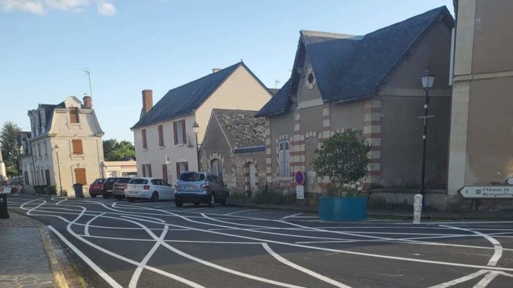 Aldeia de Bauné, no oeste de França, com linhas rebuscadas para obrigar os condutores a abrandar