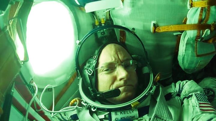 Ilustração astronauta e o fato com mau odor