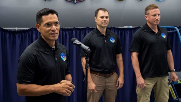 Astronauta Frank Rubio (à esquerda), e cosmonautas Dmitri Petelin (ao centro) e Sergei Prokopyev. Fonte: NASA