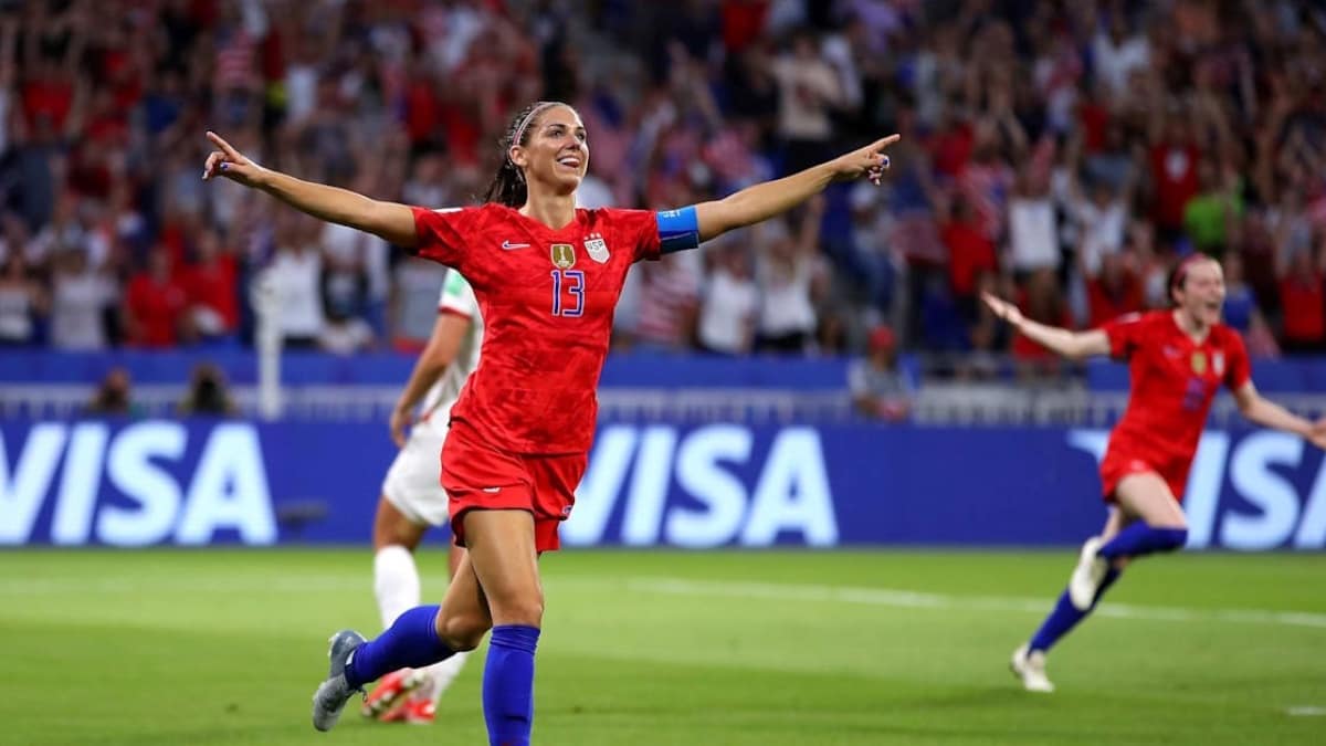Mulheres podem jogar futebol tão bem quanto os homens, diz estudo - Uai  Saúde