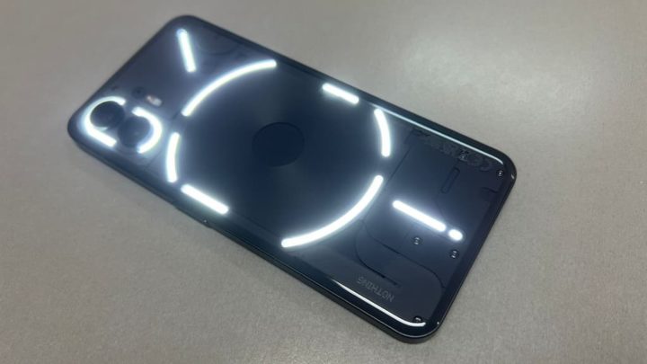 Nothing acaba de lançar o fantástico e iluminado Phone (2)