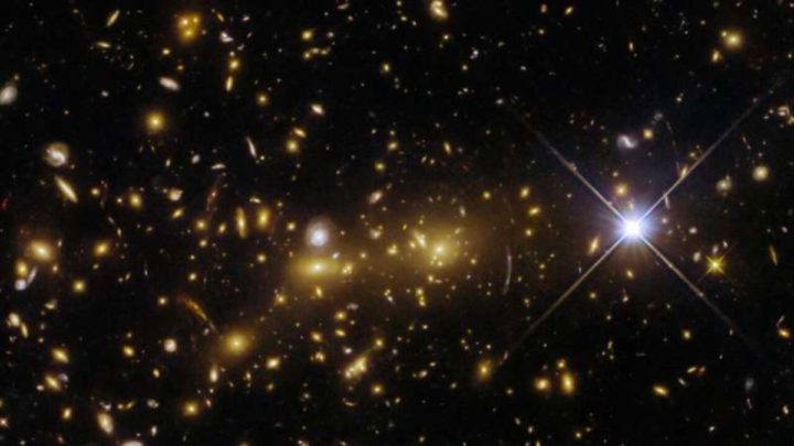 Imagem captada pelo Hubble da NASA de um aglomerado de galáxias eMACS J1353.7+4329