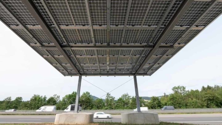 Telhado solar numa autoestrada, na Alemanha