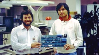 Steve Wozniak e Steve Jobs com uma placa de circuitos do Apple I, em 1976.