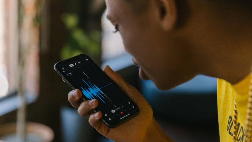 Quer procurar aquela música que não para de cantarolar? O YouTube vai ajudá-lo