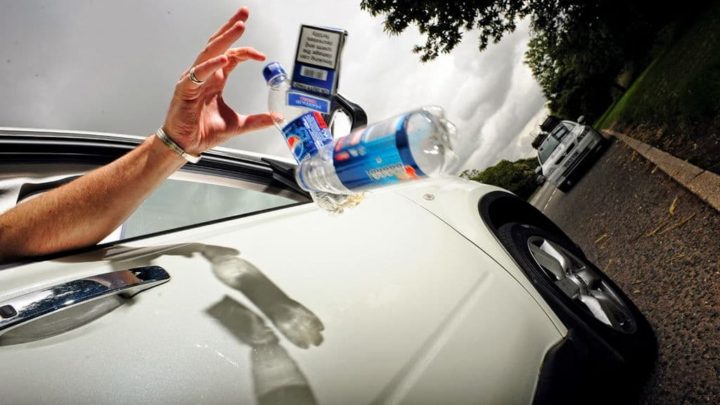 Atirar lixo pelo vidro do carro dá multa até 300 euros...