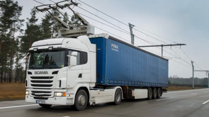 Imagem de um camião com catenárias para fornecer eletricidade aos pesados