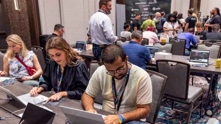 Voluntários a tentar enganar os chatbots baseados em IA, durante a Def Con, em Las Vegas. Fonte: NBC news | AI Village