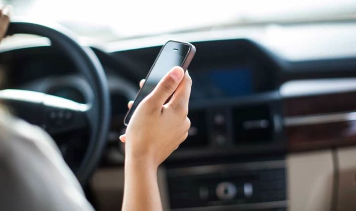 É legal usar o telemóvel em alta voz enquanto conduzimos?