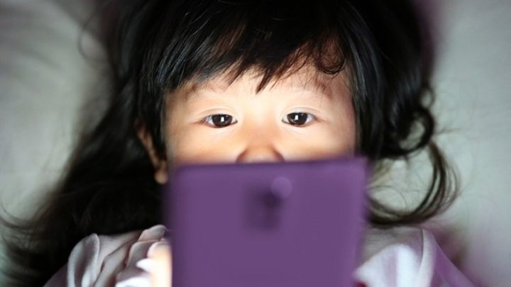 China quer limitar o uso de telemóvel nas crianças ao máximo de 2 horas por dia
