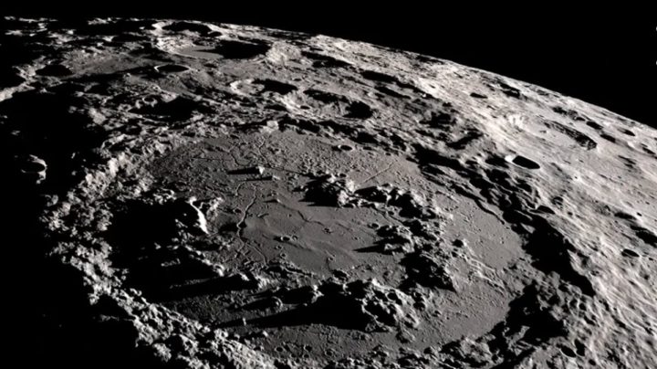 Imagem do polo sul da Lua