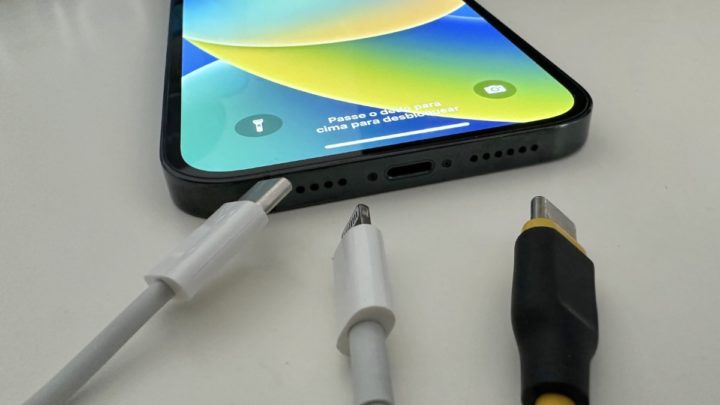 Ilustração do iPhone 15 com vários cabos USB-C e um Lightning