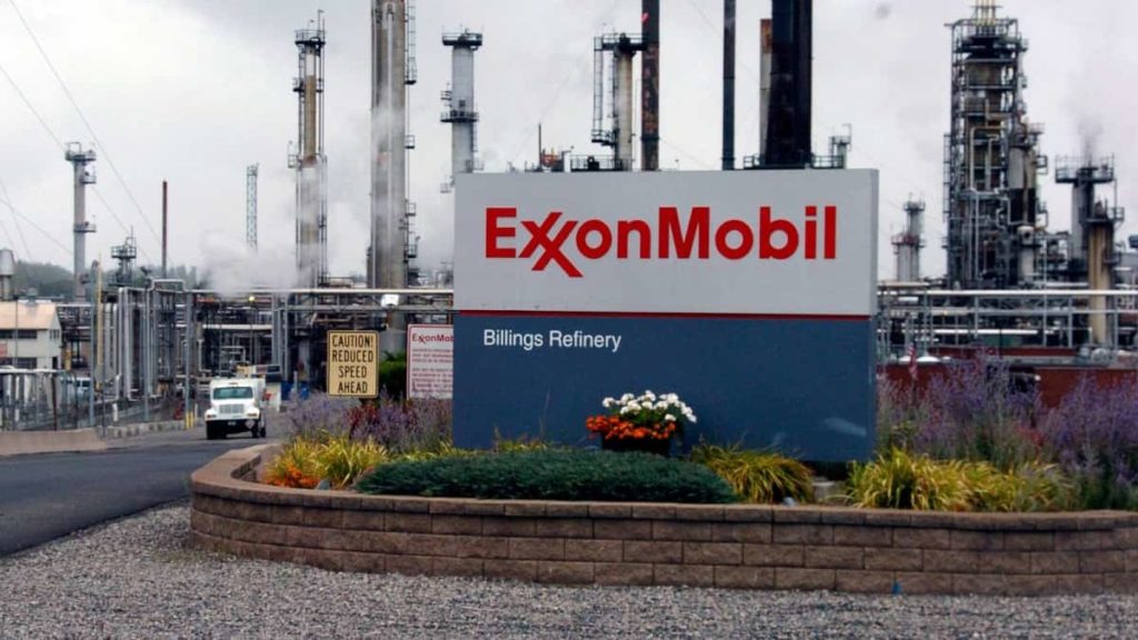 Petrolífera Exxon vai aumentar a produção de químicos pois o consumo de gasolina está a cair