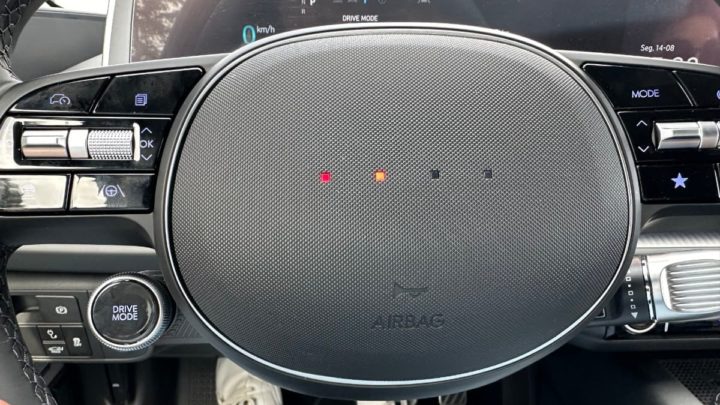 Image of the steering wheel with visual alerts in the Hyundai IONIQ 6