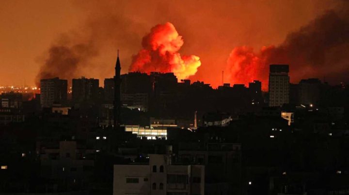 Imagem de ataques de Israel à Faixa de Gaza que deixou a região sem internet
