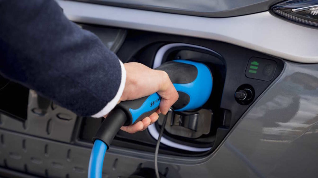 China tem novo carregador que pretende ser rei dos elétricos: 1 km de autonomia por segundo