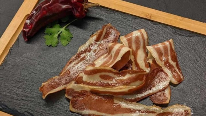 Bacon assinado pelas empresas Foodys e Coccus, conseguido a partir de bioimpressão