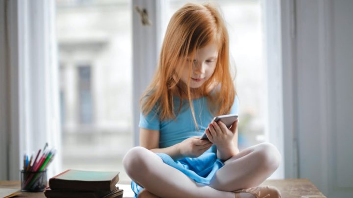 Criança no smartphone na Internet
