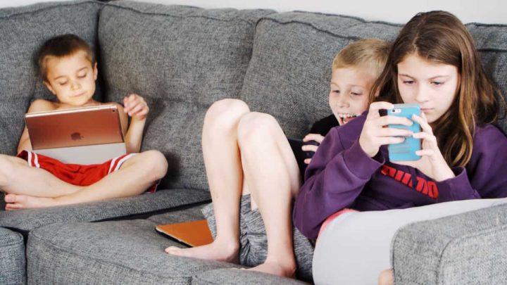 Crianças no smartphone na Internet