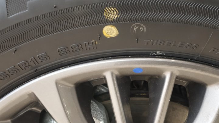 Os pneus novos têm uma marca amarela? Saiba porquê...