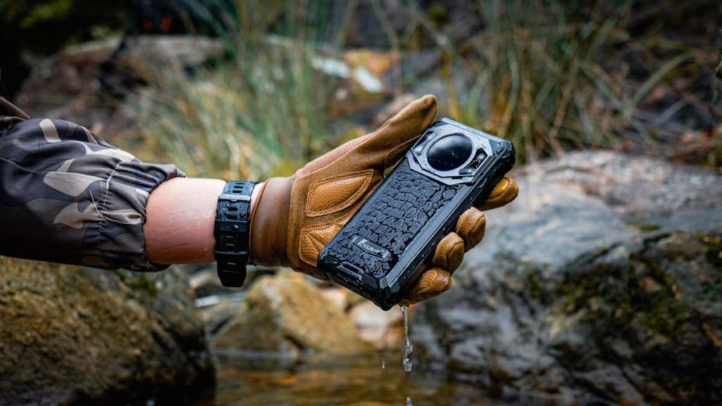 FOSSiBOT F101 Pro: um rugged phone com ecrã duplo e bateria de 10600mAh