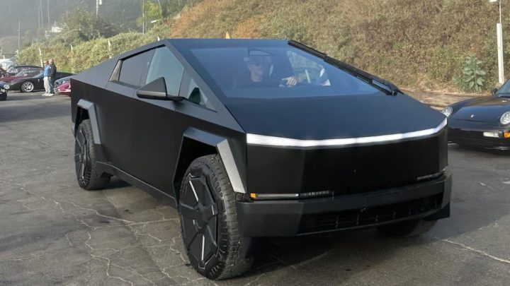 Imagem da Tesla Cybertruck com nova cor preto mate
