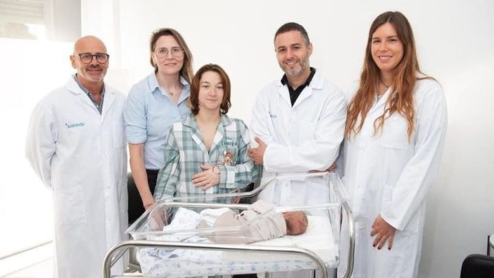 O bebé espanhol Derek Eloy chegou ao mundo na maternidade do Hospital Juaneda Miramar, em Maiorca, e é fruto de uma gravidez partilhada entre Azahara (de 27 anos) e Estefanía (de 30 anos).