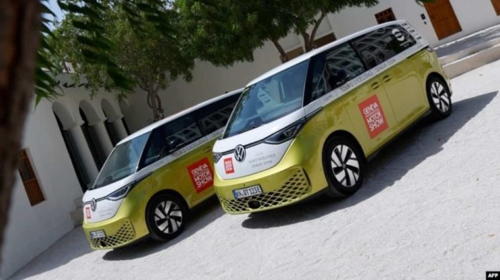 Duas carrinhas elétricas viajaram de Genebra até Doha, para assinalar o Salão Internacional do Automóvel de Genebra no Qatar