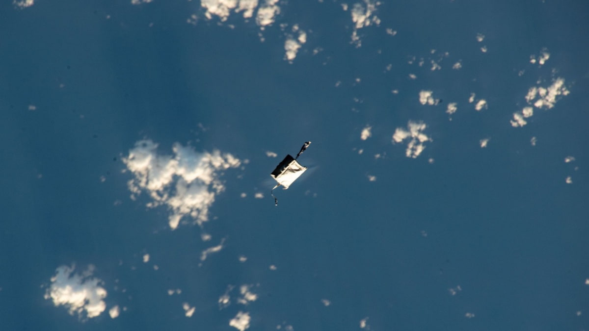 Los astronautas arrojan una bolsa de herramientas al espacio.  Ahora está flotando allí…