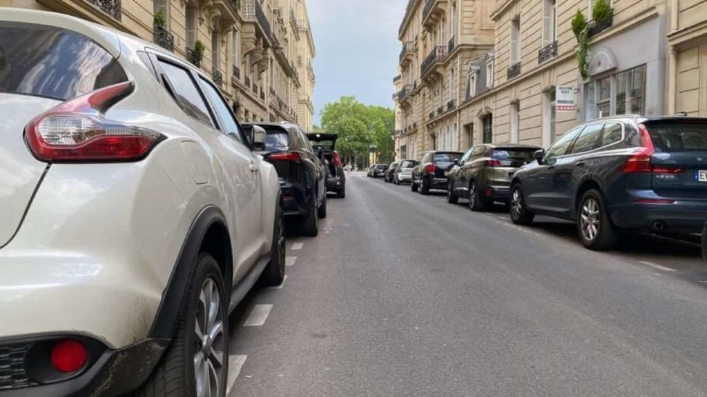 Paris faz referendo para um aumento nas taxas de estacionamento para SUVs