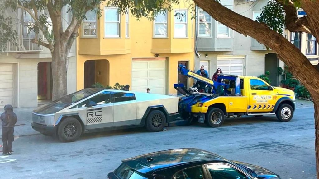 Tesla Cybertruck acaba em cima do reboque… nem por um protótipo há condescendência