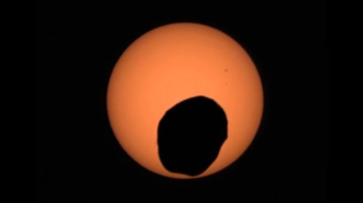 Imagem de Fobos num eclipse solar em Marte
