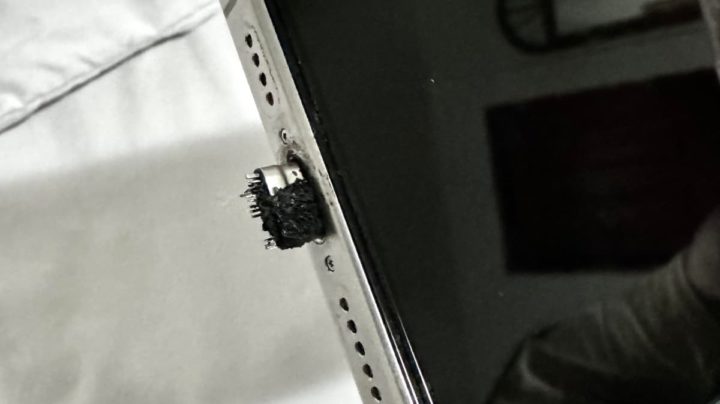 Imagem do iPhone 15 Pro Max com o cabo USB-C queimado