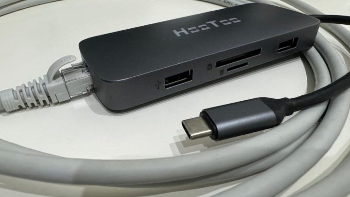 Imagen de un adaptador USB-C para conectar un iPhone a un puerto Ethernet