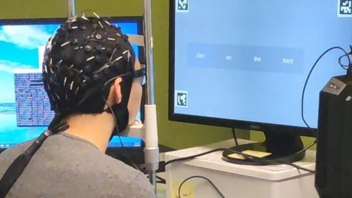 Investigador da UTS a testar o sistema de IA que lê a mente. Fonte: UTS