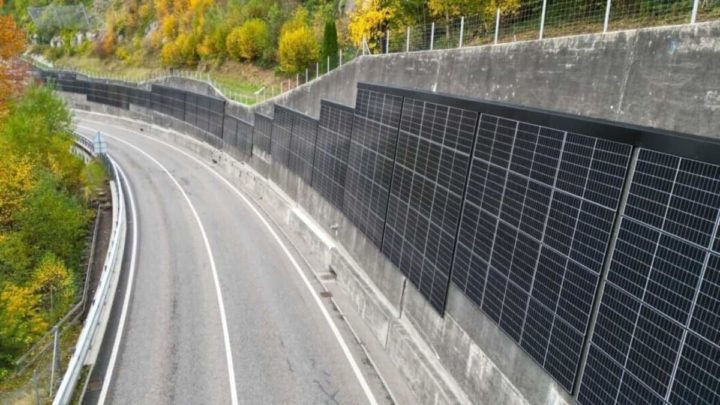 A empresa K2 Systems e a suíça Solarmotion instalaram painéis solares verticais, numa estrada do município de Teufen, em Appenzell Ausserhoden, na Suíça
