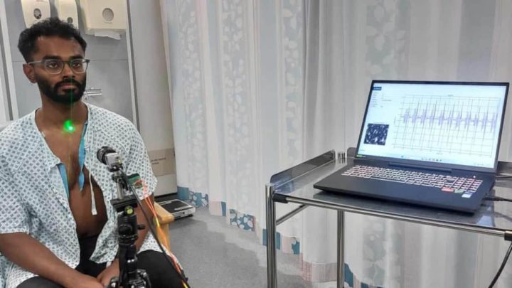 Um paciente a ser analisado pelo laser baseado em IA, no hospital universitário Queen Elizabeth, em Glasgow