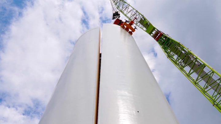 Imagem de uma turbina eólica de madeira mais alta do mundo na Suécia
