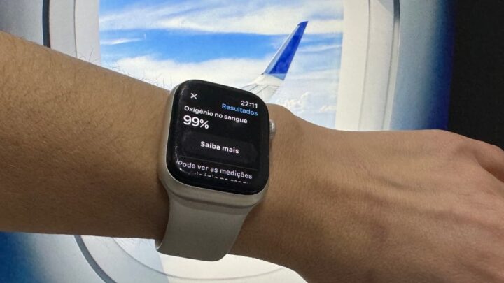 Ilustração Apple Watch dentro de avião com app Oxigénio no sangue