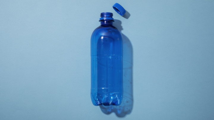 Garrafa de água de plástico