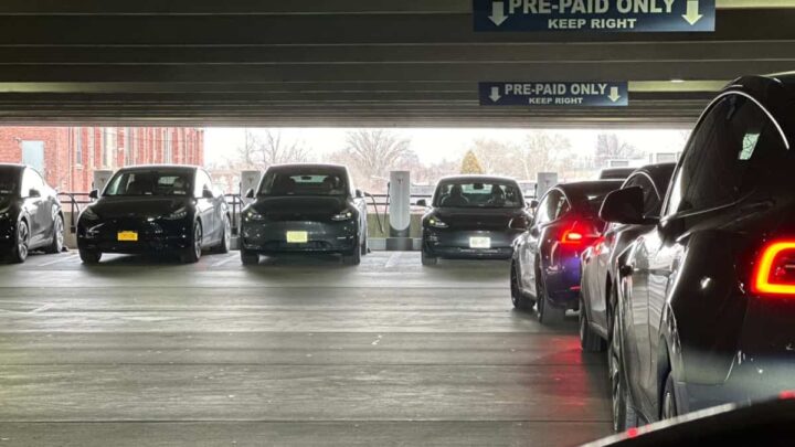 Tesla Superchargers congestionados com condutores da Uber e da Lyft em carros elétricos