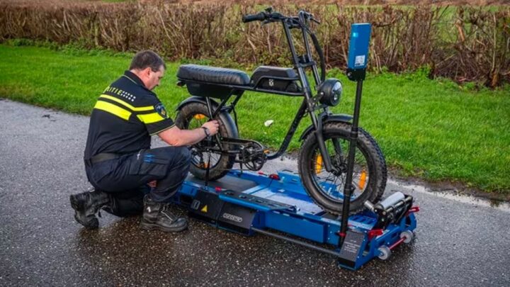 Imagem polícia na Holanda a inspecionar bicicletas elétricas alteradas