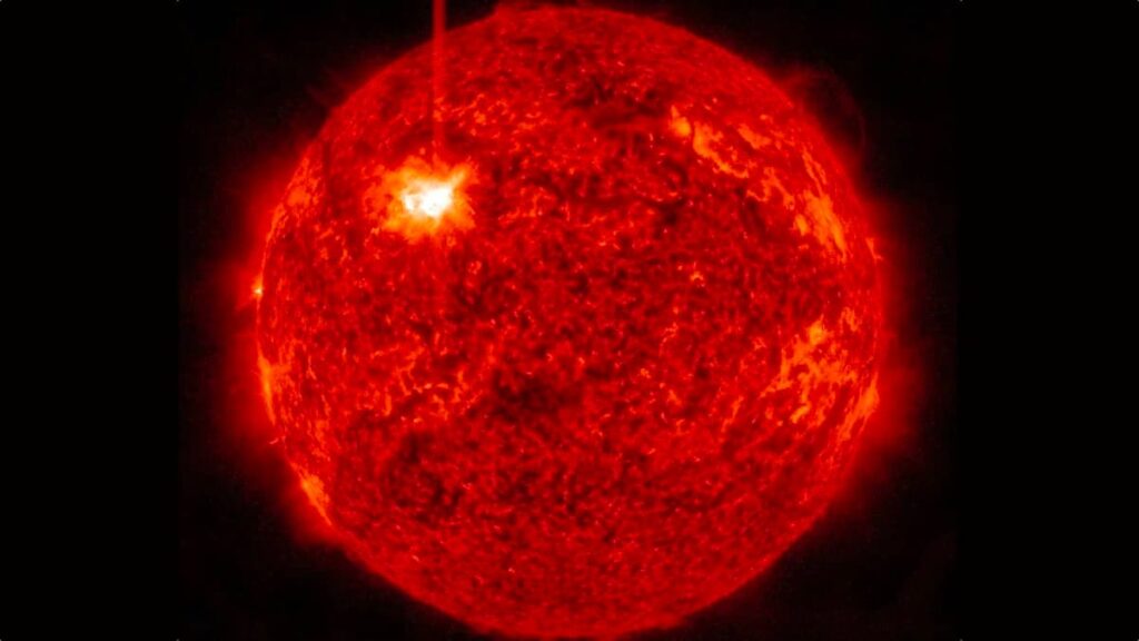 Sol entra em erupção com incríveis explosões solares. As maiores vistas nos últimos anos
