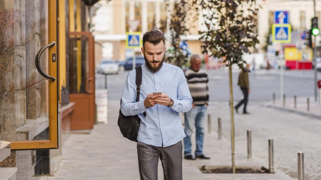 Localidade francesa decidiu proibir a utilização de smartphones na rua