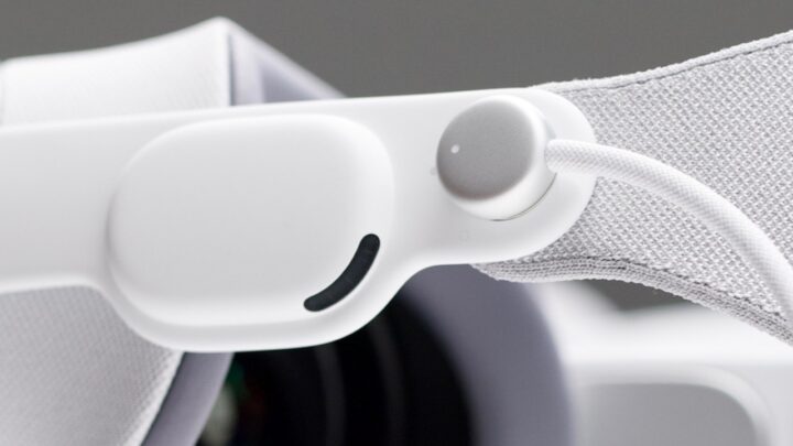 Imagem dos Apple Vision Pro com o adaptador que leva a energia.