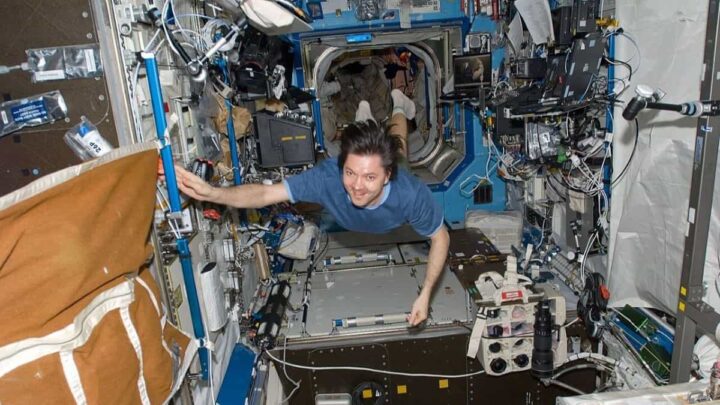 O cosmonauta Oleg Kononenko acumulou mais de 878 dias e 12 horas na ISS, o equivalente a quase dois anos e meio.