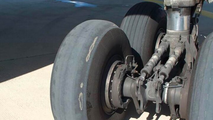 Imagem dos pneus de um avião totalmente desgastados