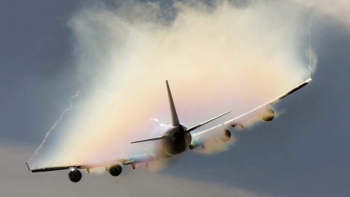 Ilustración de un avión comercial que ha alcanzado velocidades supersónicas superiores a la velocidad del sonido