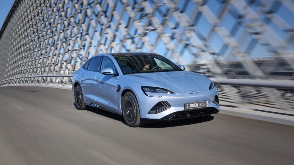 Alemanha vai abster-se na primeira votação da UE sobre as taxas sobre elétricos chineses