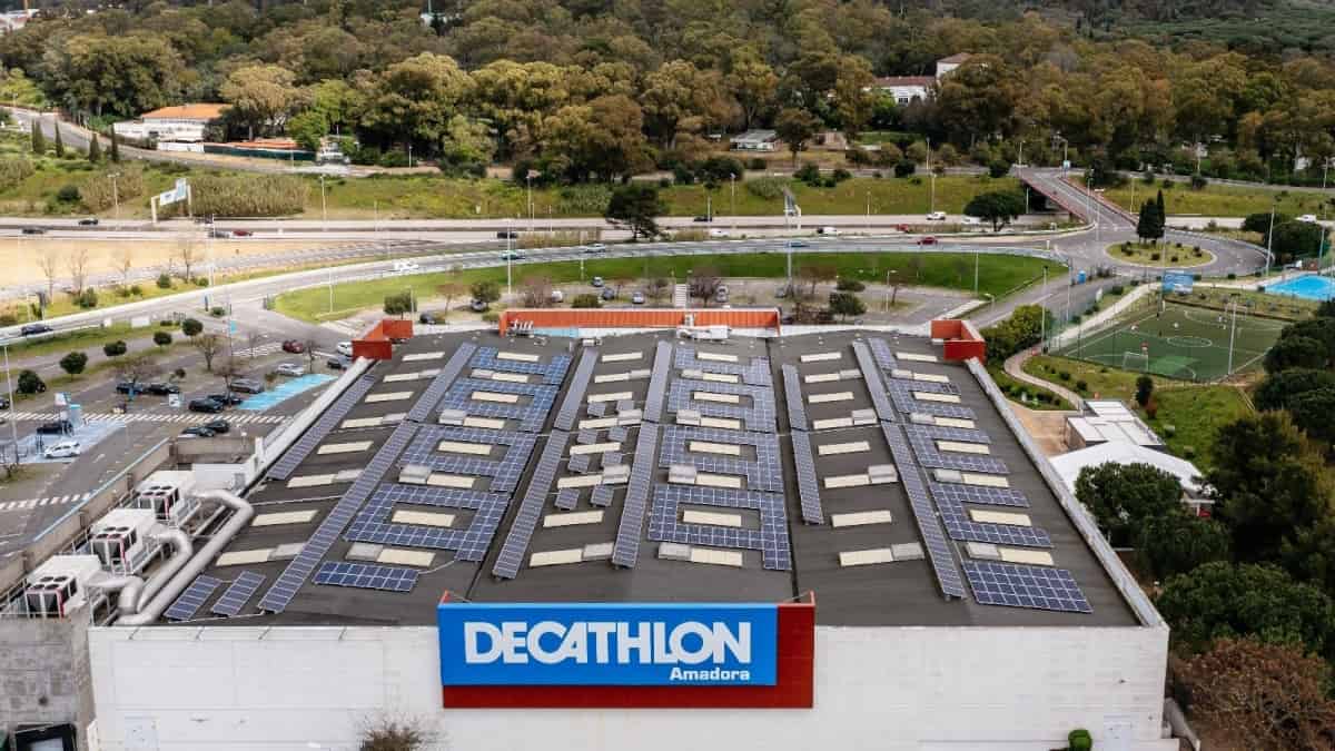 EDP vai instalar 80 centrais solares em lojas Decathlon de seis países, Portugal inclusive